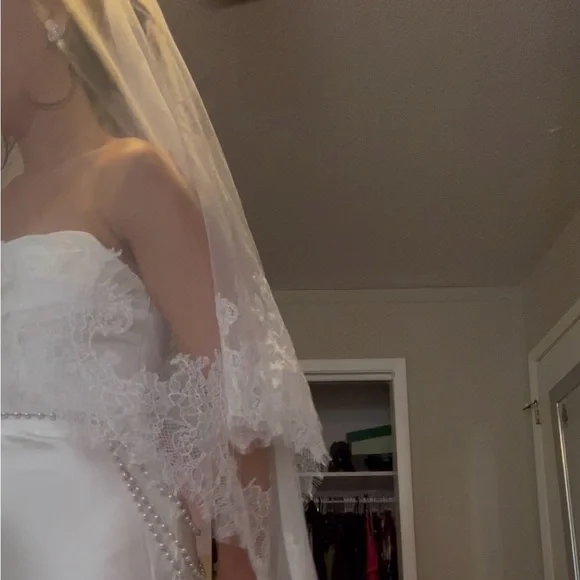 Wide Chantilly Lace bridal veil, 2-Tier Chantilly lace Drop Veil with Blusher - Picture 6 of 8